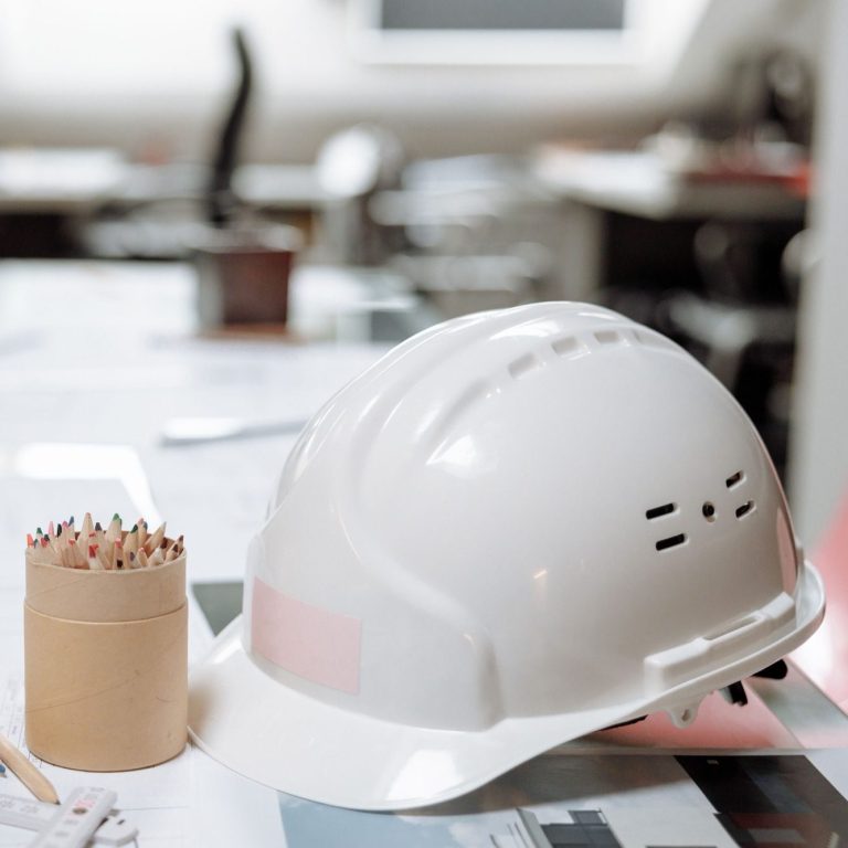 Jefe de obra Jefe de obra con barba y un casco rojo
