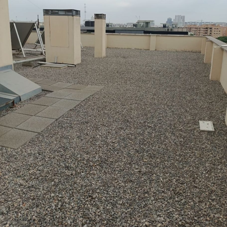 Proyectos Obrero trabajando un falso techo sujetando una bombilla y subido a una escalera