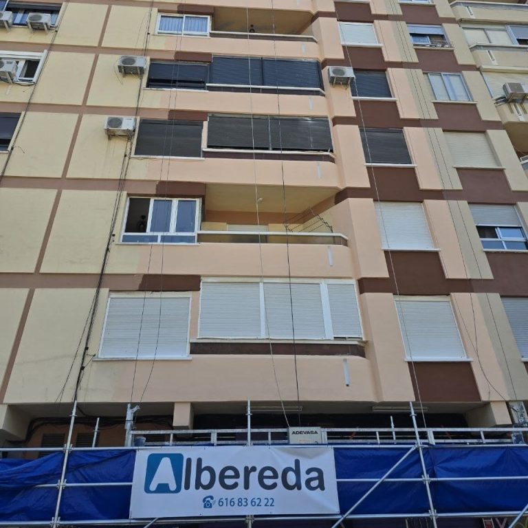 Rehabilitación Fachada de edificio en rehabilitación con andamio y el cartel de Albereda